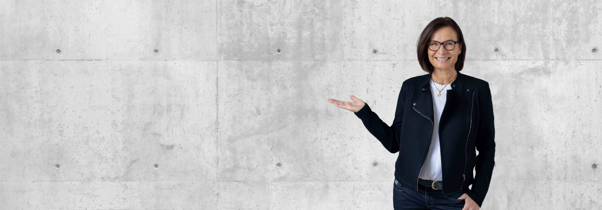 Michaela Benkitsch vor einer Betonwand